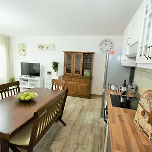 https://casa-maria-el-medano-tenerife.adeje-hotels.com